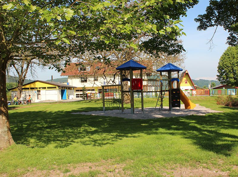 Spielplatz zwischen den Bäumen auf dem Platz